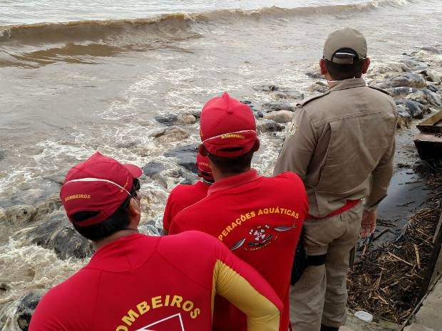 Equipes de mergulhadores do Corpo de Bombeiros tentam conter vazamento de óleo nas águas do rio Pará após naufrágio com 5 mil bois vivos em Barcarena. (Foto: Guilherme Mendes/TV Liberal)