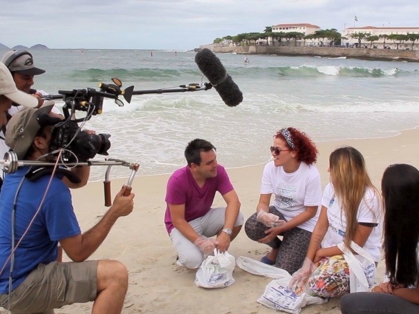 Renato Cunha conversa com voluntárias do Instituto Aqualung para o Expedições Urbanas, novo quadro do Como Será?. (Foto: Globo)