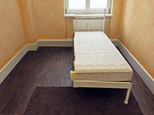 Metade de cama de casal oferecida pelo usuário der.juli (Foto: Reprodução/Ebay.de)