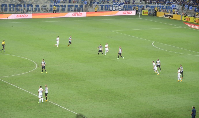 Tardelli marcando na defesa, e linha defensiva bem postada do Atlético-MG (Foto: Daniel Mundim)