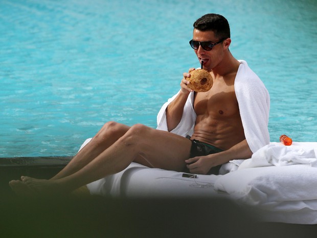 Cristiano Ronaldo em piscina de hotel em Miami, nos Estados Unidos (Foto: Grosby Group/ Agência)