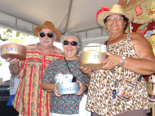 Foram premiadas no concurso as três pessoas que mais comeram munguzá (Foto: Michelle Farias/G1)