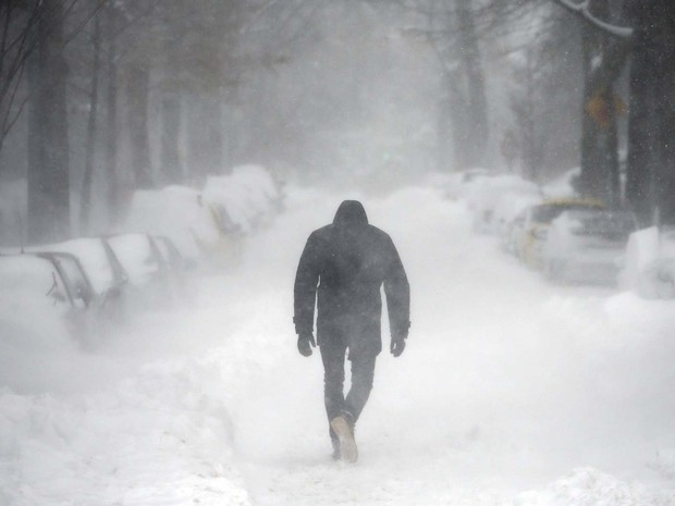 Homem caminha por rua coberta de neve durante nevasca neste sábado (23) em Washington (Foto: REUTERS/Carlos Barria)