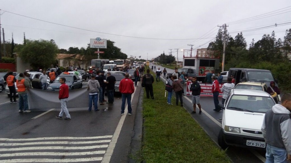 Sindicato bloqueou via de acesso à empresas em Pindamonhangaba (Foto: Divulgação/Sindicato dos Metalúrgicos de Pindamonhangaba)