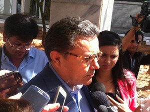 Carlos Siqueira fala com a imprensa após participar de reunião do PSB  (Foto: Filipe Matoso/G1)