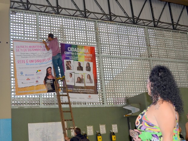 Em protesto a transexual esteve no terminal com banners de orientação (Foto: Fernanda Zanetti/G1)