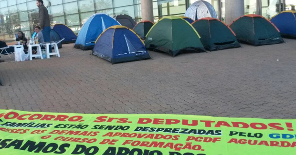 G1 Aprovados em concurso acampam na Câmara do DF por convocação