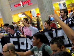 torcida botafogo desembarque (Foto: Thales Soares)