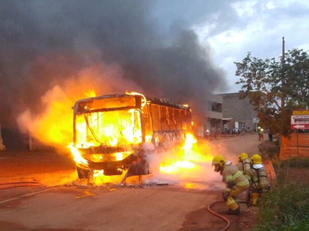 Ônibus incendiado em São Sebastião, no Distrito Federal, em protesto contra reintegração de posse (Foto: Corpo de Bombeiros DF/Divulgação)