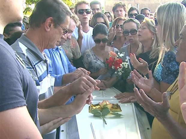 Amigos e familiares oraram diante do caixão de Gessyca, antes do enterro em Franca (Foto: Márcio Meireles/EPTV)