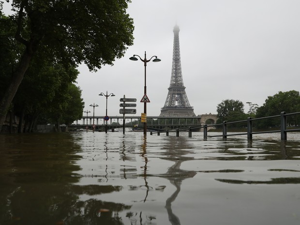 Inundação coloca museus que ficam às margens do rio Sena em alerta vermelho (Foto: Kenzo Tribouillard/AFP)