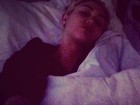 Miley Cyrus posta foto no hospital e reclama: 'Quem me rogou praga?'