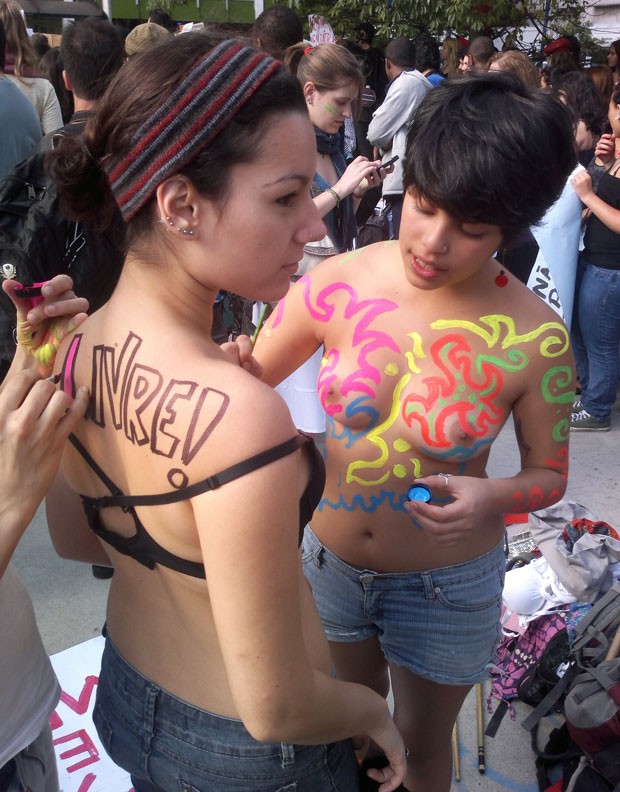 Algumas participantes do protesto marcharam com os seios de fora ou vestindo lingerie, exigindo liberdade na maneira de se vestir (Foto: Fábio Tito/G1)