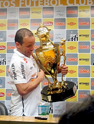 Léo Muricy Taça coletiva santos (Foto: Julyana Travaglia / Globoesporte.com)