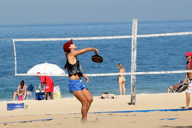 Letícia Wiermann tendo aula de tênis de praia em Ipanema (Foto: J.Humberto / AgNews)