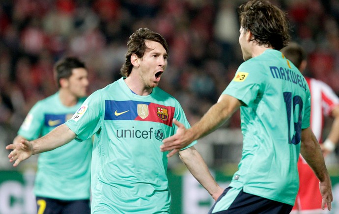 messi e maxwell comemoram gol do barcelona sobre o almeria (Foto: Reuters)