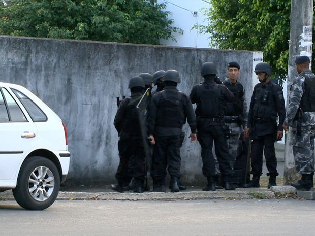 Policiais reunidos próximo à casa do empresário (Foto: Reprodução/ TV Gazeta)