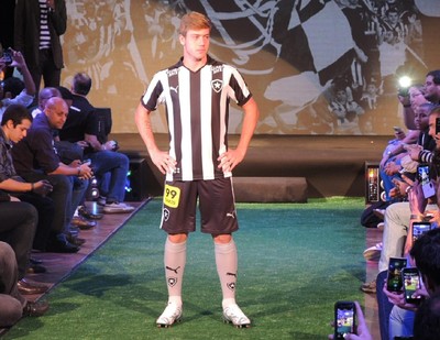 Luis Henrique lançamento uniforme Botafogo (Foto: Gustavo Rotstein/ GloboEsporte.com)