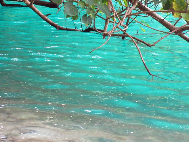 O tom de azul das águas fez com que o local fosse um dos cenários para o filme 'A Lagoa Azul' (Foto: Kevin/Creative Commons)