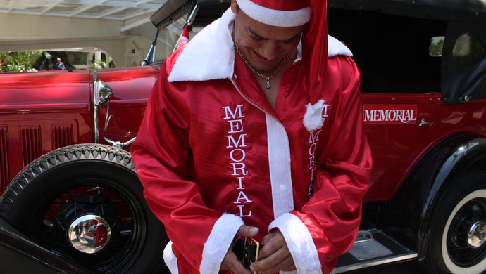 Popó põe outro tipo de "cinturão": o cinto para a roupa de Papai Noel, em Santos (Foto: Natasha Guerrize)