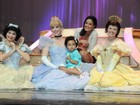 Luciele Di Camargo e Gabriela Duarte levam filhas a show da Disney