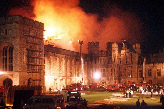 O incêndio no castelo de Windsor, em 1992: “annus horribilis” (Foto: Reprodução) O incêndio no castelo de Windsor, em 1992: “annus horribilis” (Foto: Reprodução)