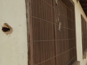 Marca mostra que tiro atingiu parede próxima à janela de uma casa (Foto: Miguel Nery / TV Mirante) Marca mostra que tiro atingiu parede próxima à janela de uma casa (Foto: Miguel Nery / TV Mirante)