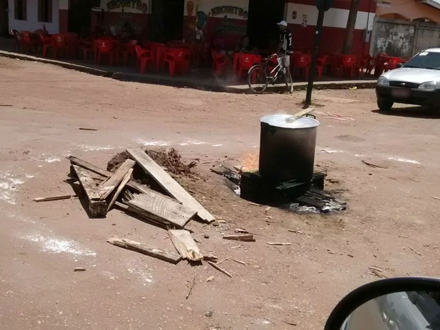 Comida foi preparada em esquina do bairro Paraíso, em Santana (Foto: Jânio Holanda/Arquivo Pessoal)