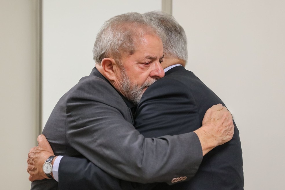 Lula recebe abraço de FHC (Foto: Ricardo Stuckert/Instituto Lula)