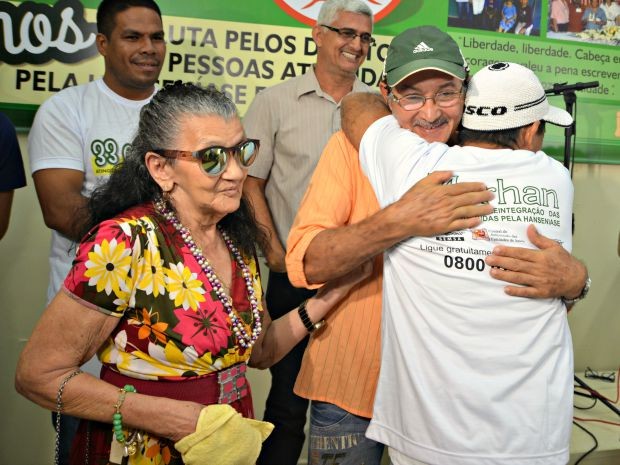 Irmãos Cleomar Freire e José Vieira se reencontram depois de 40 anos  (Foto: Caio Fulgêncio/G1)