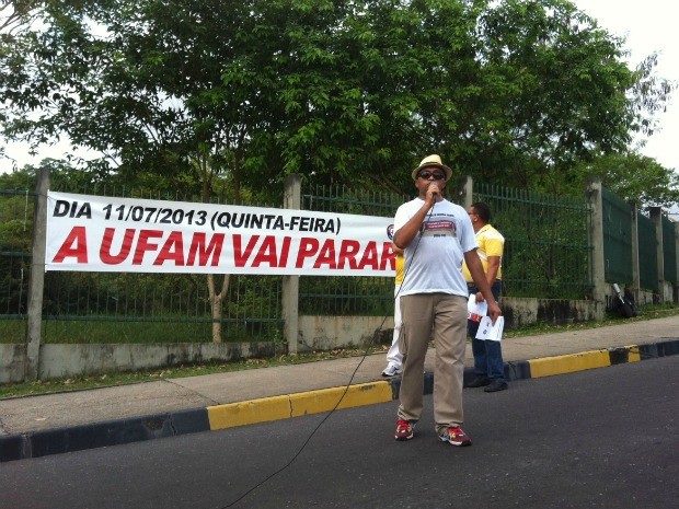 Professor discursar em frente à Universidade Federal do Amazonas (Foto: Girlene Medeiros /G1 AM)
