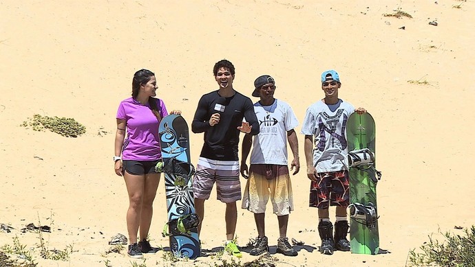 Se Joga no Sandboard com jaysa Costa e o esportista Nativo, um dos principais nomes da modalidade no Estado (Foto: TV Sergipe)