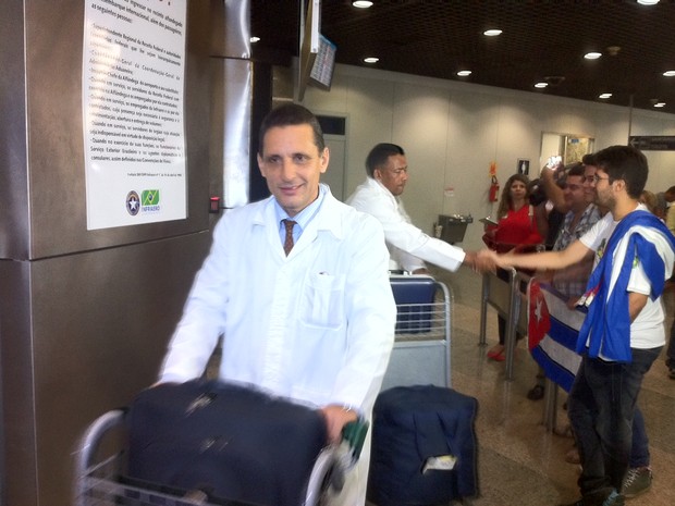 Estrangeiros foram recepcionados por médicos brasileiros formados em Cuba (Foto: André Teixeira/G1)