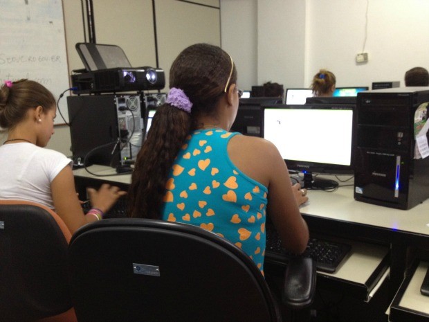 Alunos utilizam o laboratório de informática para pesquisa (Foto: Ivanete Damasceno/G1)