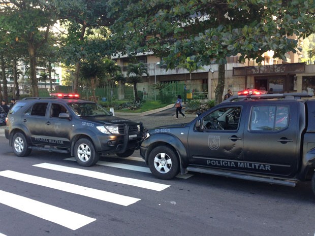 Agentes realizam busca na casa de contraventor em São Conrado (Foto: Mariucha Machado / G1)