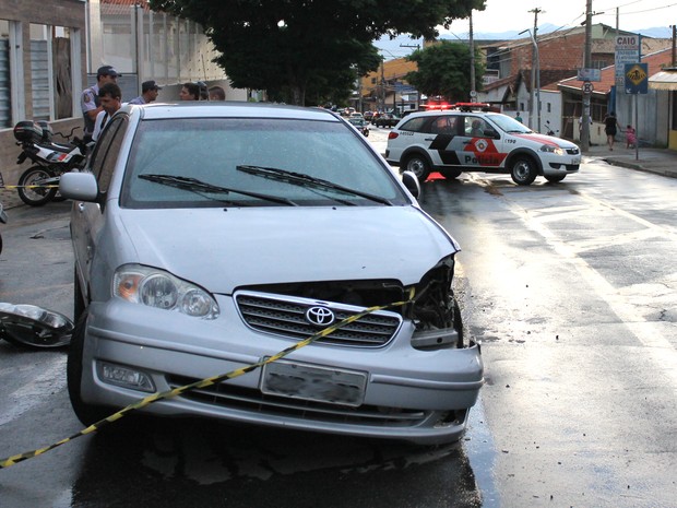 Carro do PM envolvido na tentativa de homicídio após a detenção em Taubaté. (Foto: Rauston Naves/Voz do Vale)