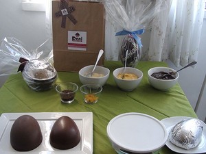 Ingredientes que para a produção do ovo de chocolate (Foto: Ruan Melo/ G1)
