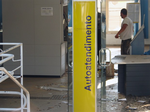 Agência em Botelhos teve dois caixas eletrônicos explodidos (Foto: Folha de Botelhos)