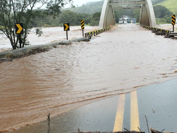 Ponte liga o município de Cantagalo a Curitiba e ao litoral (Foto: Camille Prestes/VC no G1)