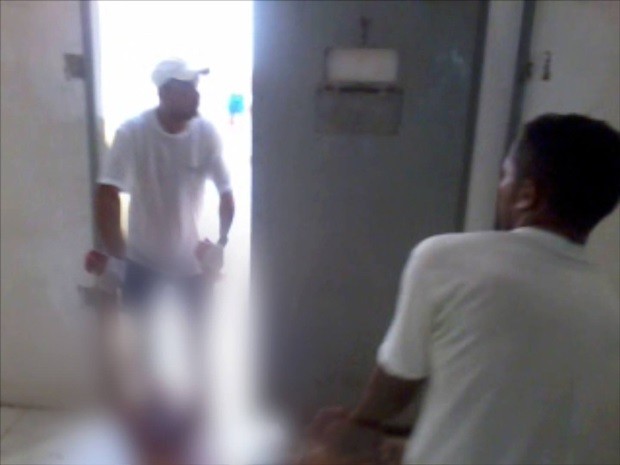 Vídeo feito pelo preso registrou o momento em que dois internos retiraram o corpo do preso da quadra do Pavilhão 5 (Foto: G1/RN)