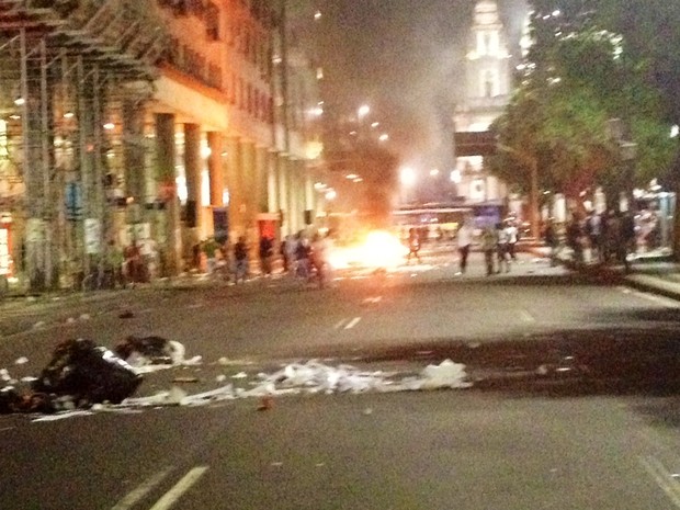 Manifestantes queimam entulho em protesto no Rio (Foto: Priscilla Souza/G1)