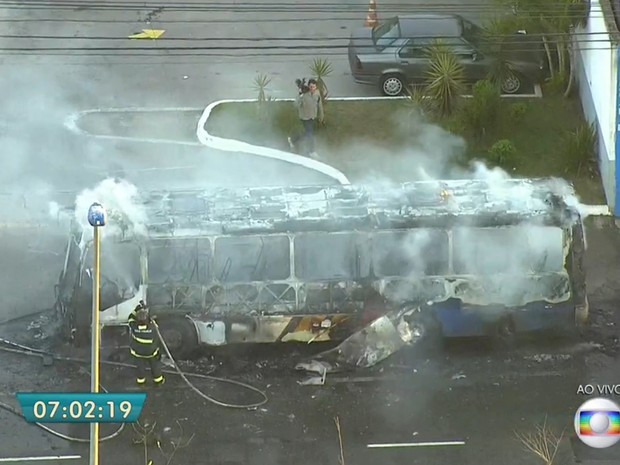 Às 7h o fogo estava controlado no ônibus incendiado na Marginal Tietê, na altura da Ponte do Tatuapé, nesta terça-feira (12) (Foto: Reprodução/TV Globo)