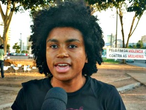 Jacqueline de Oliveira, uma das organizadoras do ato em Cuiabá (Foto: Lislaine dos Anjos/G1)