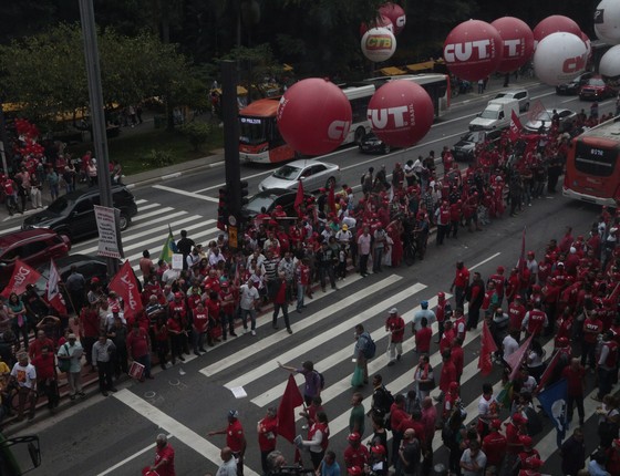Movimentos sociais se manifestam a favor da presidente Dilma Rousseff e contra o impeachment na Avenida Paulista, em São Paulo (Foto: Marcos Alves / Ag. O Globo)