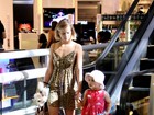 Luiza Valdetaro passeia com a filha e com amiga em shopping do Rio  