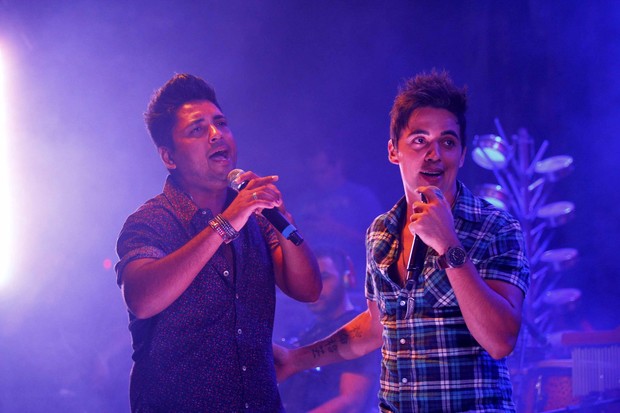 Dupla sertaneja Fred e Gustavo em show em São Paulo (Foto: Paduardo/ Ag. News)