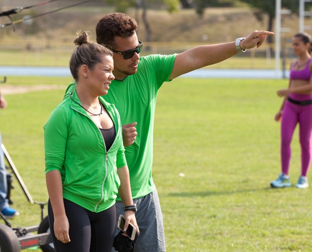 Fernanda recebe orientações do personal trainer (Foto: Fabiano Battaglin/Gshow)