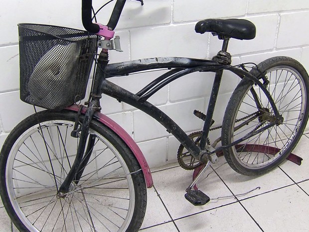 Bicicleta flagrada em imagens foi encontrada na casa do suspeito (Foto: Reprodução/TV Tribuna)