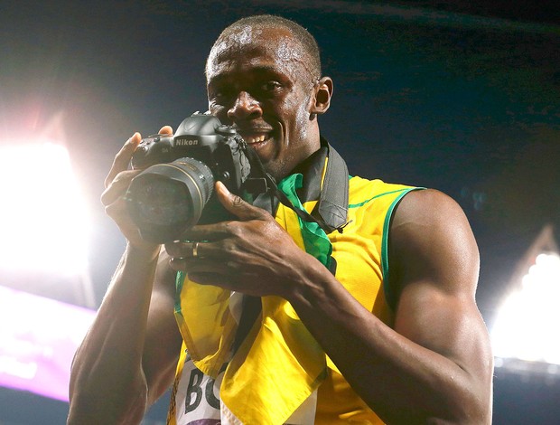Bolt com câmera na mão  (Foto: Reuters)