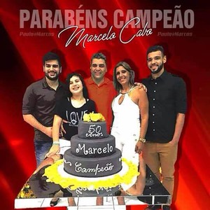 Em rede social, Marcelo Cabo exibe imagem da família no aniversário de 50 anos (Foto: Facebook)
